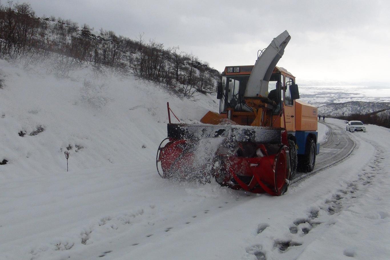 Berfê riyên 429 gundên Kurdistanê girte
