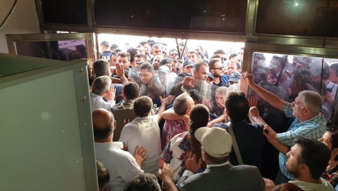 Deriyê avahiya HDPê bi mertalên polîsan hat girtin