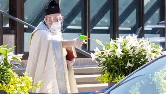 Kesayê Amerîkî bi demançeya zarokan ava pîroz dipejiqîne!