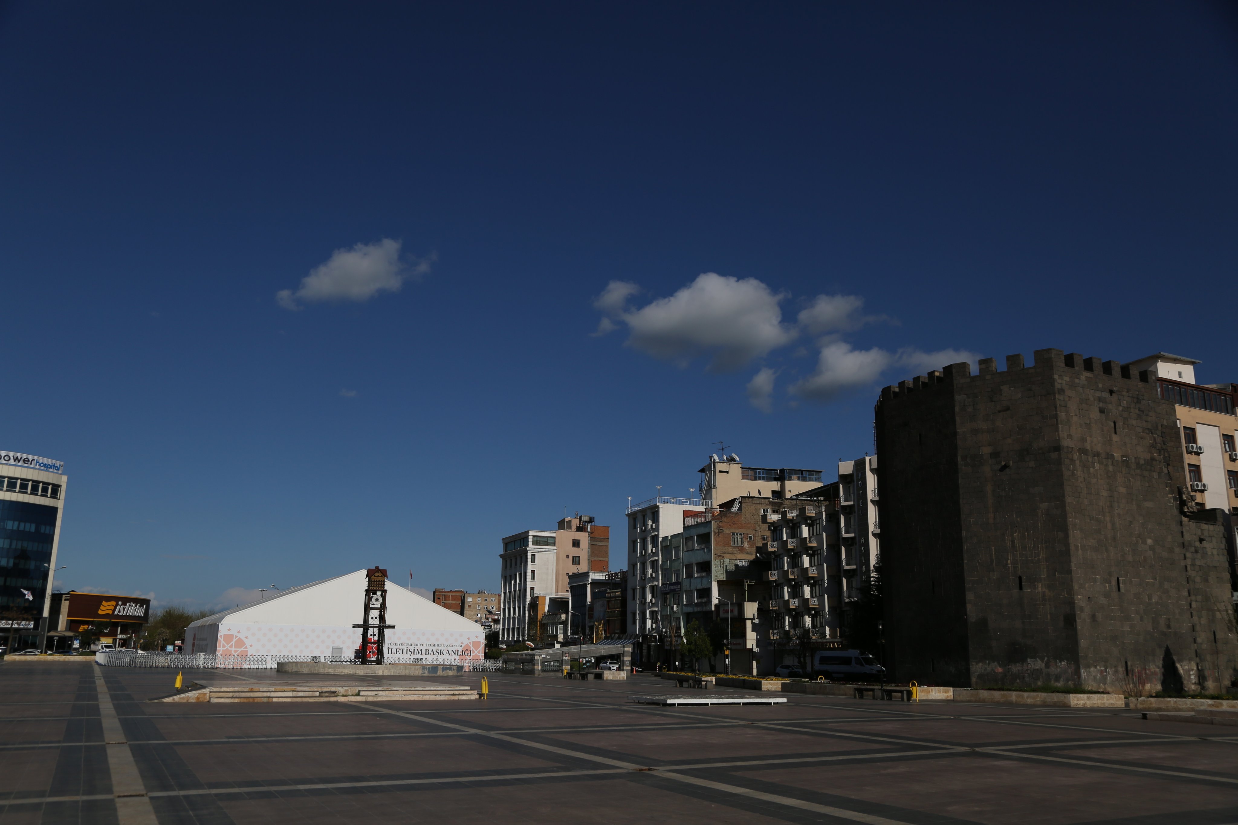 Li Bakûrê Kurdistanê û Tirkiyê qedexeya derketina derve bi dawî hat