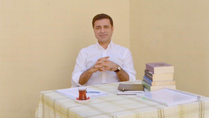 Demirtas, Îsmaîl Besîkcî jî di nav de bersiva pirsên 45 kesan da