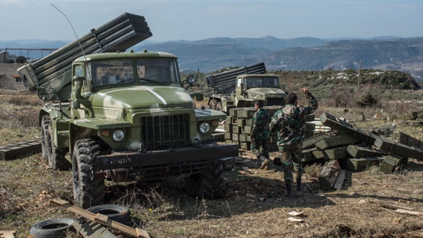 Rejîm û çekdarên girêdayî Tirkiyê hevdu topbaran dikin