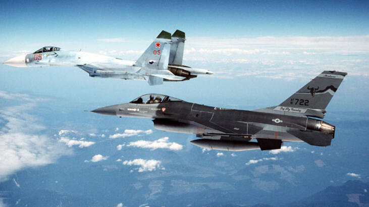 Du balafirên Rûsî rêgirî li balafirên Amerîkî kirin