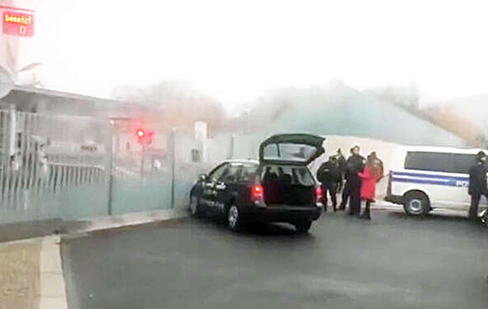 Dema Merkel di civînê de bû otomobîlekê ajot ser avahiya serokwezîrtiyê