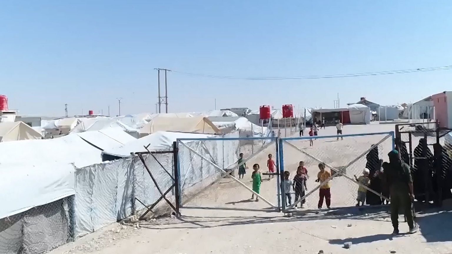 Rêveberiya Rojava biryar da hemû malbatên ji Sûriyê ji Kampa Holê bên derxistin