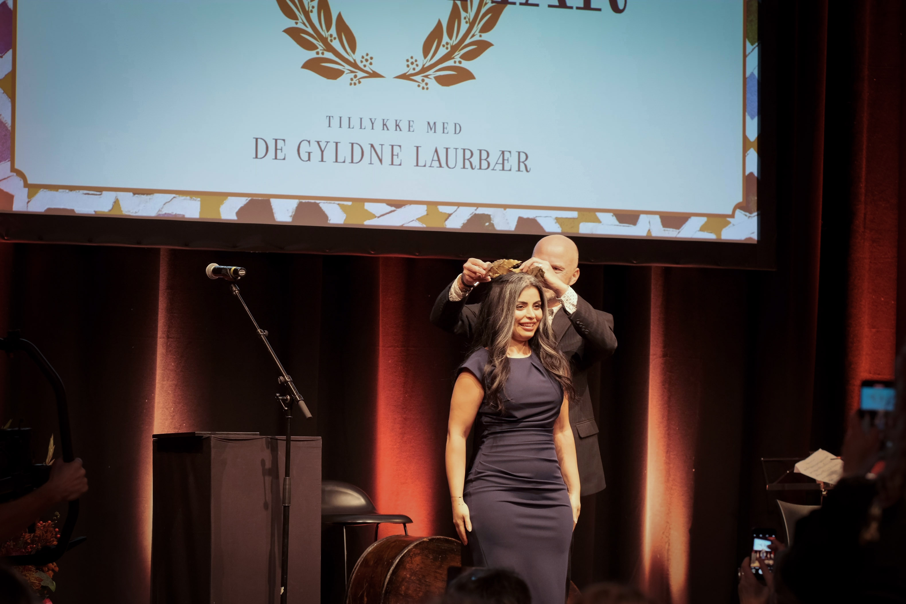 Nivîskara Kurd a Basûrî Sara Omar Xelata Zêrîn a Defne ya Wêjeyê sitend