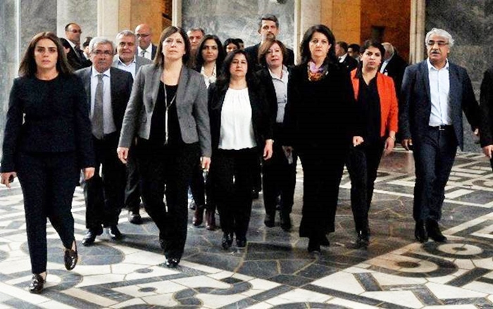 Ji bo rakirina parêzbendiya 9 parlamenterên HDPê fezlekeyên 'Kobanî' hatin amadekirin