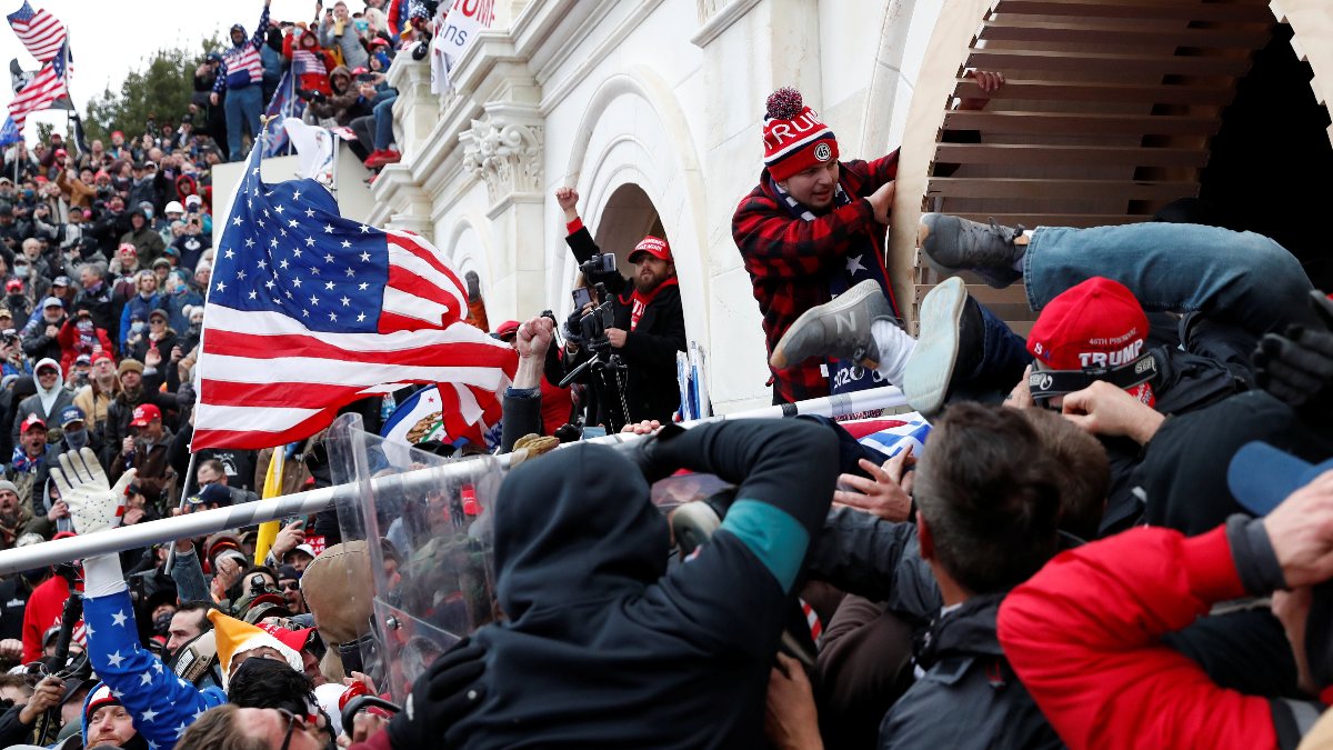 Twitterê hesabê 70 hezar alîgirên Trump girt