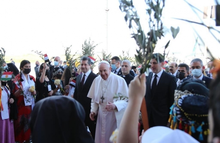 Parlamentarê Suryan: Iraqê bi sûrên ser, Kurdistanê bi çiqlên zeytûnê yê astiyê pêswazî li Papa kir