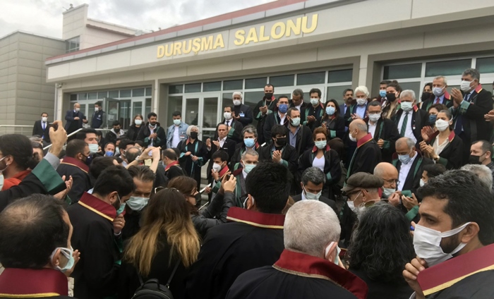 Parêzerên HDPê heyeta dadgehê protesto kirin: Terka danisîna doza Kobanê dan