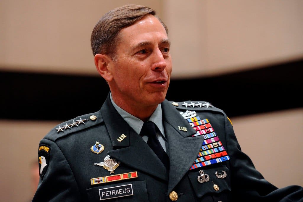 Petraeus: Êrîsên dronan kêseyeke cidî ji Amerîkayê re çêkiriye, loma bersiva wan da