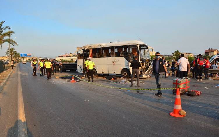 Mînîbusa tûrîstên biyanî hildigirt wergeriya: 4 mirî û 16 birîndar