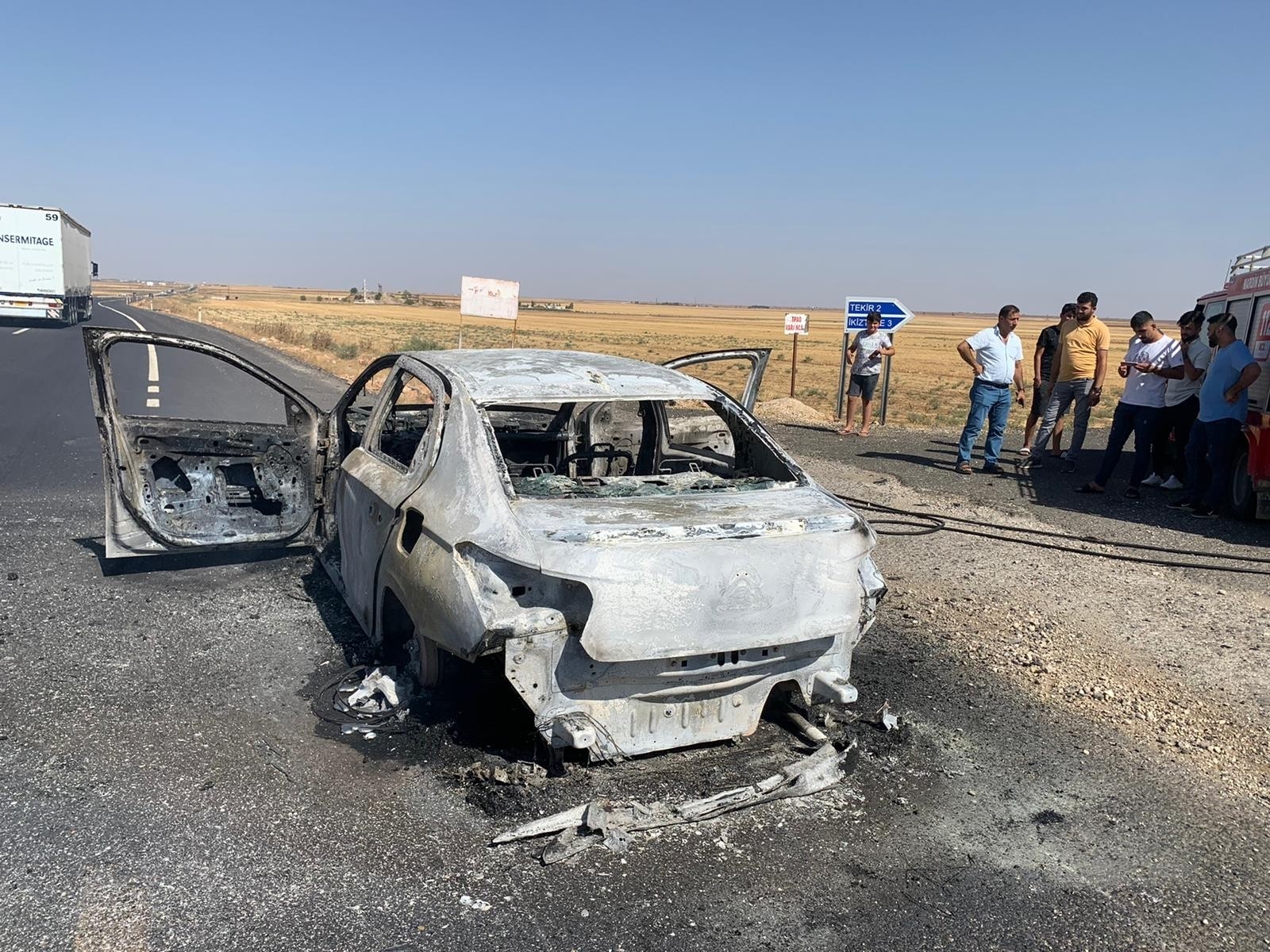 Li Nisêbînê otomobîla di rêya xwe de diçû agir pêket.