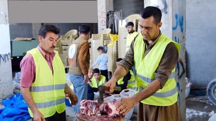 Dezgeha Xêrxwazî ya Barzanî di roja yekem a cejnê tonek gostê qurbanê belav kir