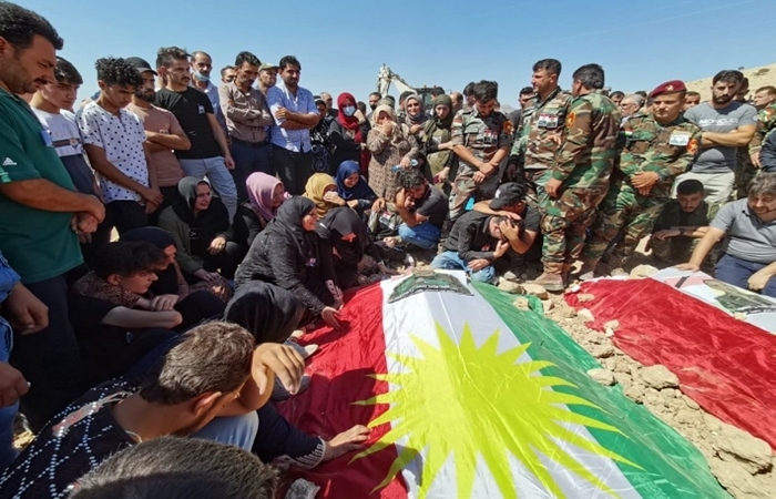 Cenazeyê Pêsmergeyên bi bombeyên PKKê sehîd bûbûn li Duhokê hatin vesartin