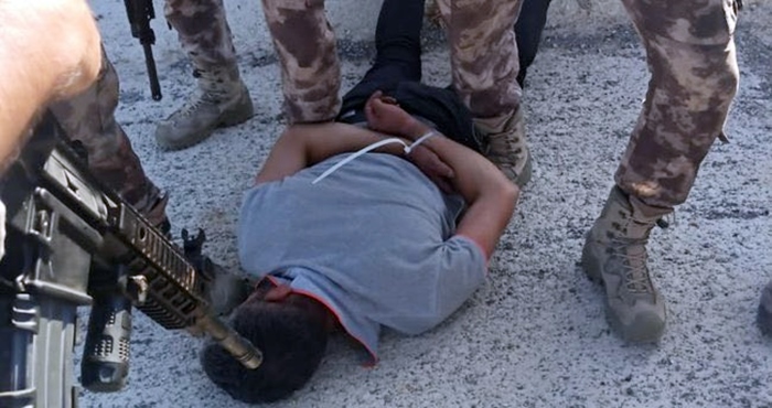 Tetîkês Mehmet Altun ê ku malbata Kurd qetil kiribû hat desteser kirin