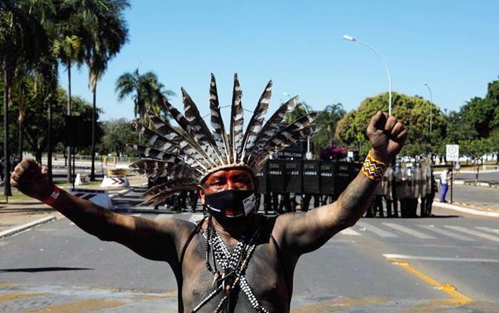 Qebîleyên Brezîlî li dijî yasaya talankirina milkê xwe bi tîr û kevanan berxwe didin!