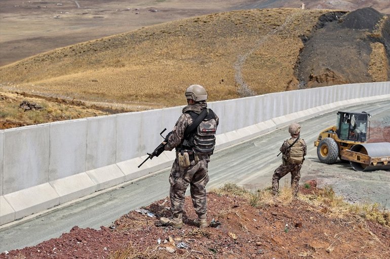 Artêsa Tirkiyê hêzeke mezin sand ser sînorên Bakur û Rojhilatê Kurdistanê