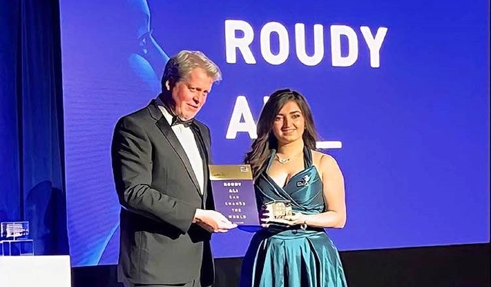 Keça Kurd a Efrînî Rodî Elî 'Xelata Prenses Diyana' wergirt