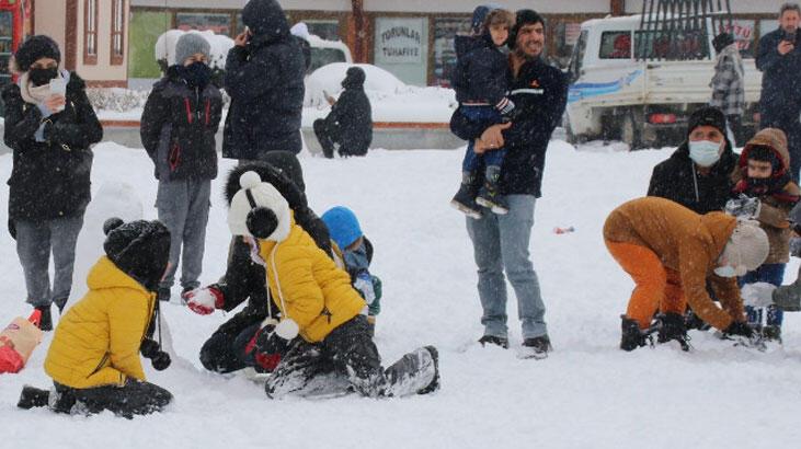 Sêwas | Rojekê ji ber berfa zêde dibistanên seretayî û navîn hatin girtin