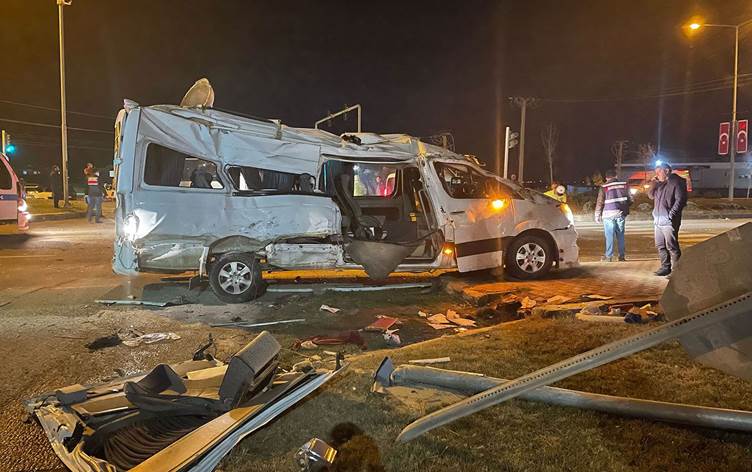 Mînîbusên karkeran hildigirtin lihev ketin: 11 birîndar