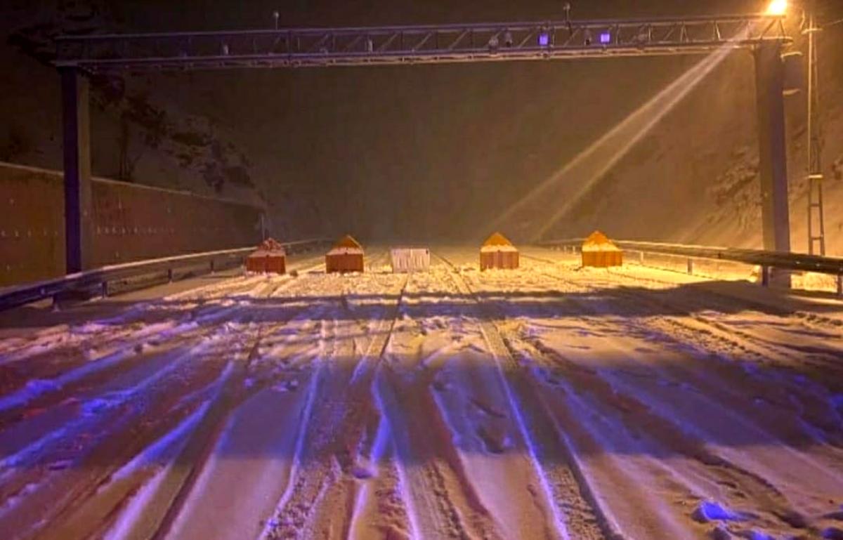 Li bajarê Semsûrê rêyên gelek jîngehan ji berfê hatin girtin