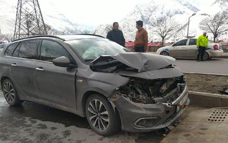 Otomobîla parlamenterê HDPê qeza kir: 2 kes birîndar bûn