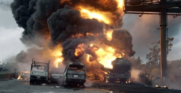 Tankêra petrolê û otobus lihev ketin: 17 kes mirin