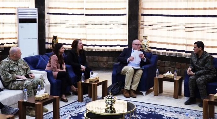 Sandeke bilind a Amerîkî li Rojavayê Kurdistanê bi Mezlûm Ebdî re civiya