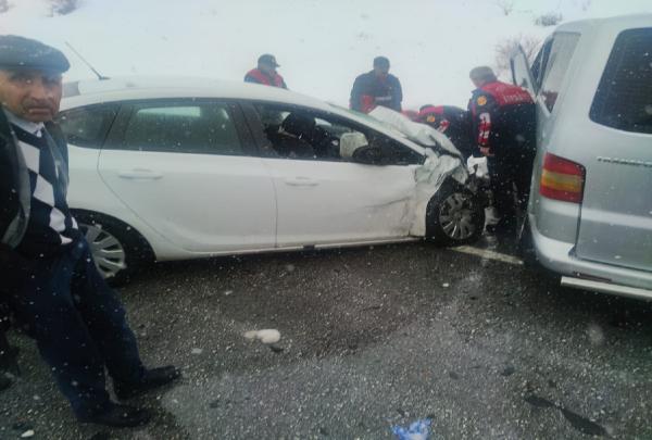 Li Bedlîsê mînîbus û otomobîlekî lihev ketin: 1 mirî û 4 birîndar
