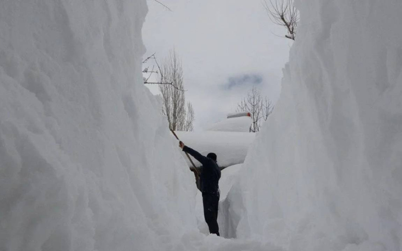 Xelkê Bedlîsê di tunelên berfê de diçin û tên malên xwe