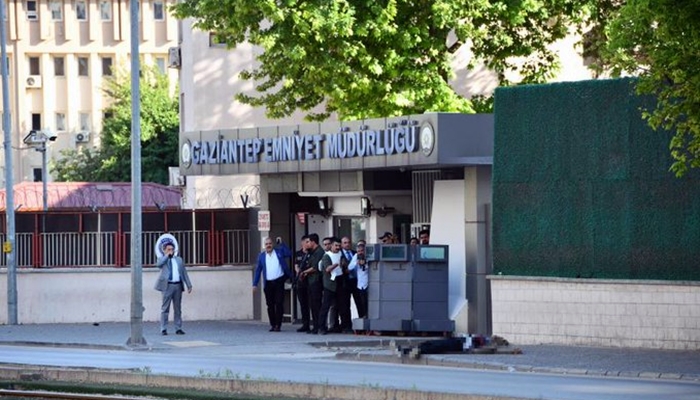 Polîsan bi gumana êrîsa xwekujî li ber deriyê Emnîyeta Dîlokê kesek kust