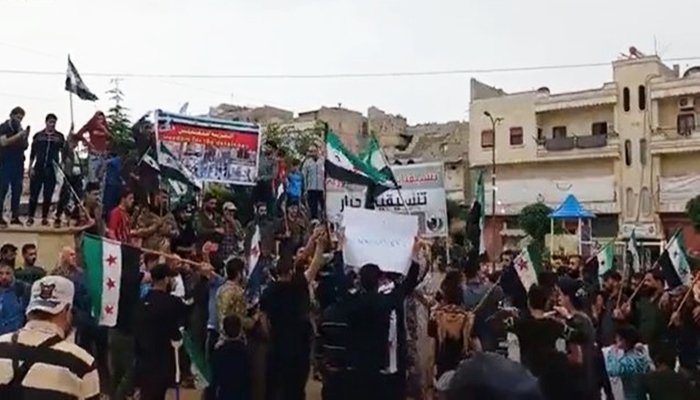 VÎDEO | Erebên li Efrînê bicih bûne li dijî hatina Sûriyên li Tirkiyê xwepêsandan kirin