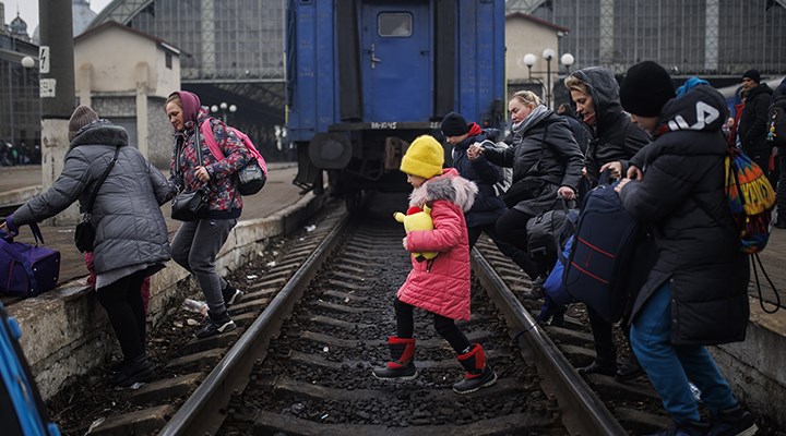Ukrayna: Di dema veguhestina sivîlan de êrîs hat kirin