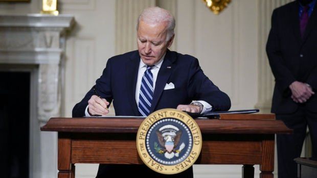 Biden paketa 700 mîlyon dolarî ya ji bo Ûkraynayê îmze kir