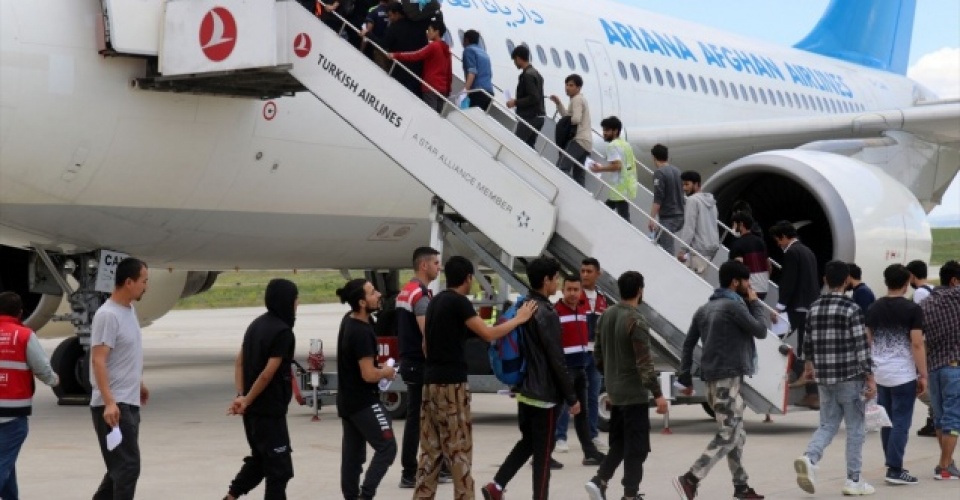 Tirkiye ji bajarê Agiriyê 273 koçberên Afxanî sand welatê wan