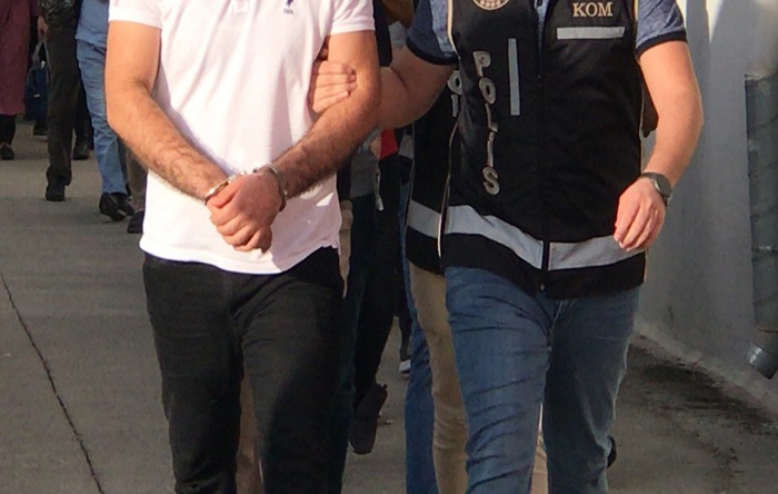 Hêzên asayisê bi operasyonekê girtin ser malan:  Zêdetirî 20 rojnameger desteser kirin