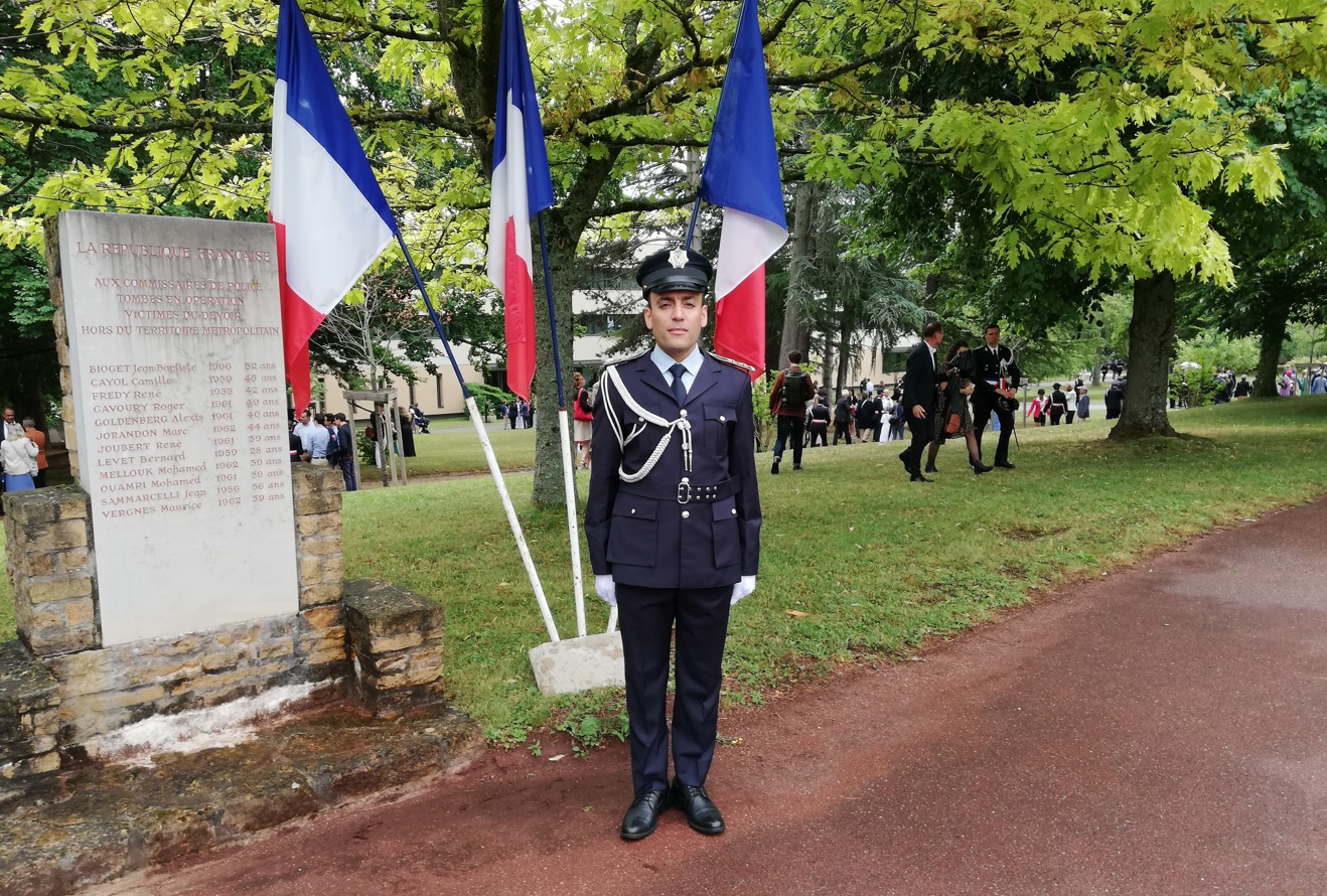 Li Fransayê Kurdekî cara yekem di xula gihandina efserê polîstiyê de bawername sitend