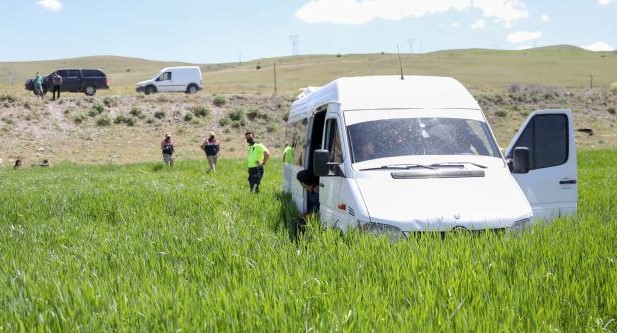 Cendermeyên Tirkiyê li Wanê mînîbûsa koçberan gulebaran kirin
