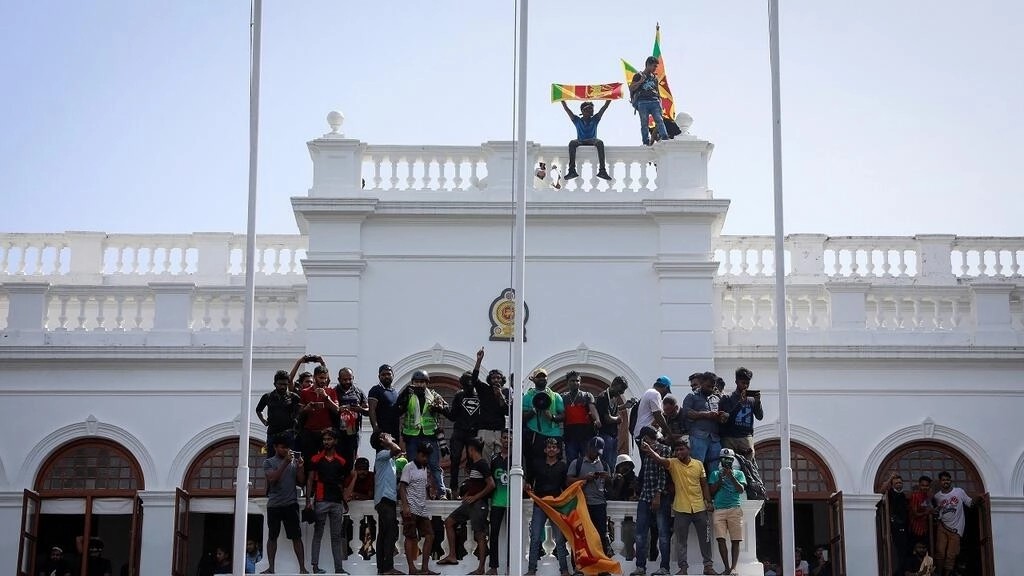 Xwepêsanderên Srî Lankayê ji avahiyên dewletê vedikisin