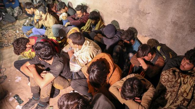 Hêzên ewlehiyê 12 koçberên Afxanî û 2 qaçaxçî desteser kirin