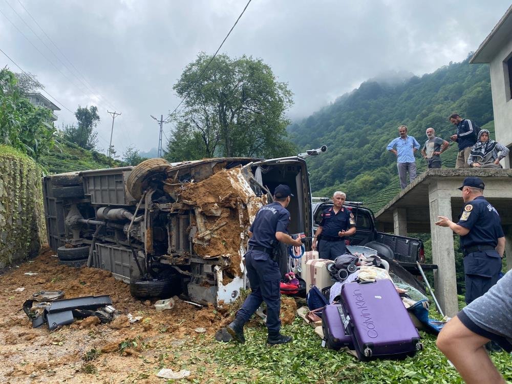 Mînîbusa tûrîstan wergeriya: 24 birîndar
