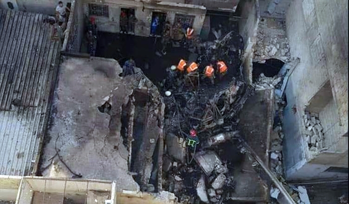 Helîkoptera leskerî ya Sûriyê bi ser xaniyan de ket: 3 mirî