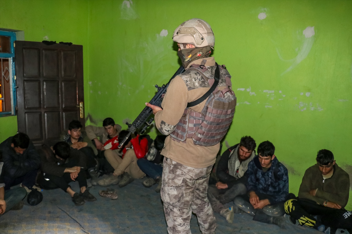 Wan | Hêzên ewlehiyê yên Tirkiyê 30 koçber desteser kirin