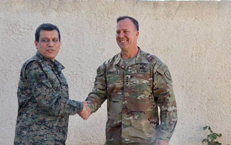 Mazlûm Kobanî û Fermandarê Hêzên Navendî yê Amerîkayê serdana Kampa Holê kirin