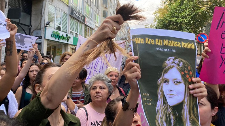 Jinên Îran û Tirkiyê ji bo sermezarkirina kustina Jîna Eminî li ber Balyozxaneya Îranê civiyan