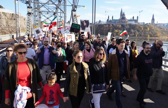 Serokwezîrê Kanada û hevjîna xwe di protestoya rejîma Îranê de dirûsma, 'Jin Jiyan Azadî' qêriyan!