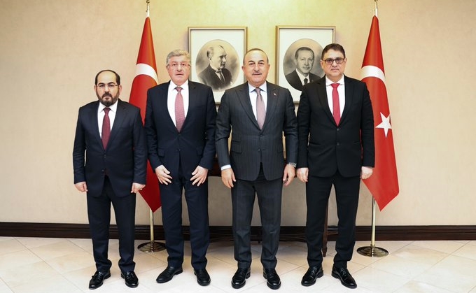 Wezîrê Tirkiyê bi sandeke bilind a opozîsyona Sûriyê re civiya