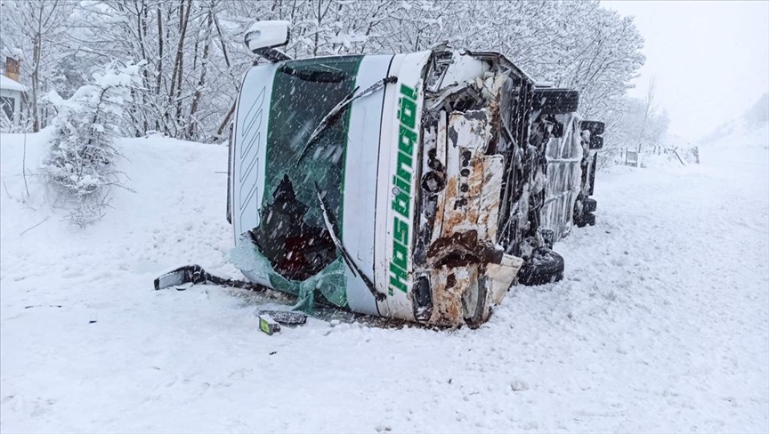 Li Çewlikê otobusa rêwiyan wergeriya: 12 kes birîndar bûn
