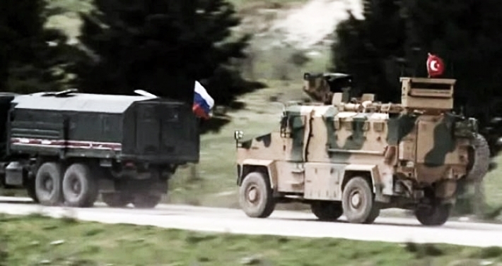 Rojava | Dewriyeya hevbes a Rûs-Tirk bi avêtina keviran hat protesto kirin